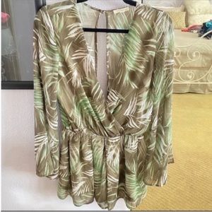 Brand New Phanuel Green Leaf Print Bell Sleeve Romper Size Small